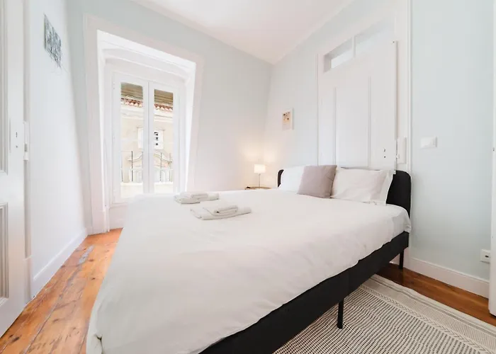 Bright 3br Steps From National Pantheon | By Airnest شقة Lisboa