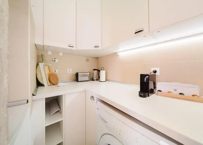 Bright 3br Steps From National Pantheon | By Airnest شقة Lisboa