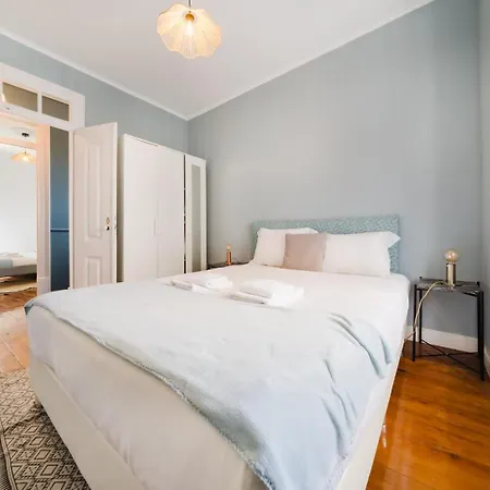 Bright 3br Steps From National Pantheon | By Airnest * Lissabon